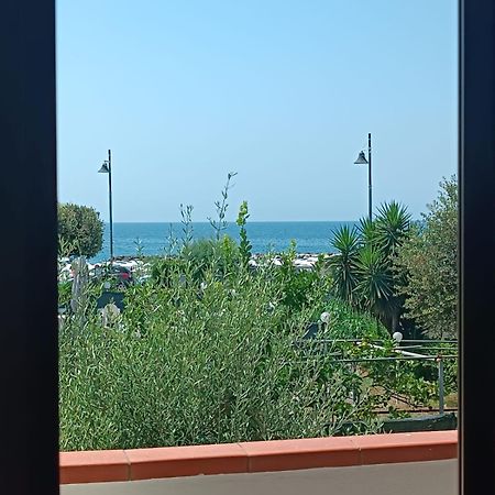 Отель Profumo Di Mare Формия Экстерьер фото