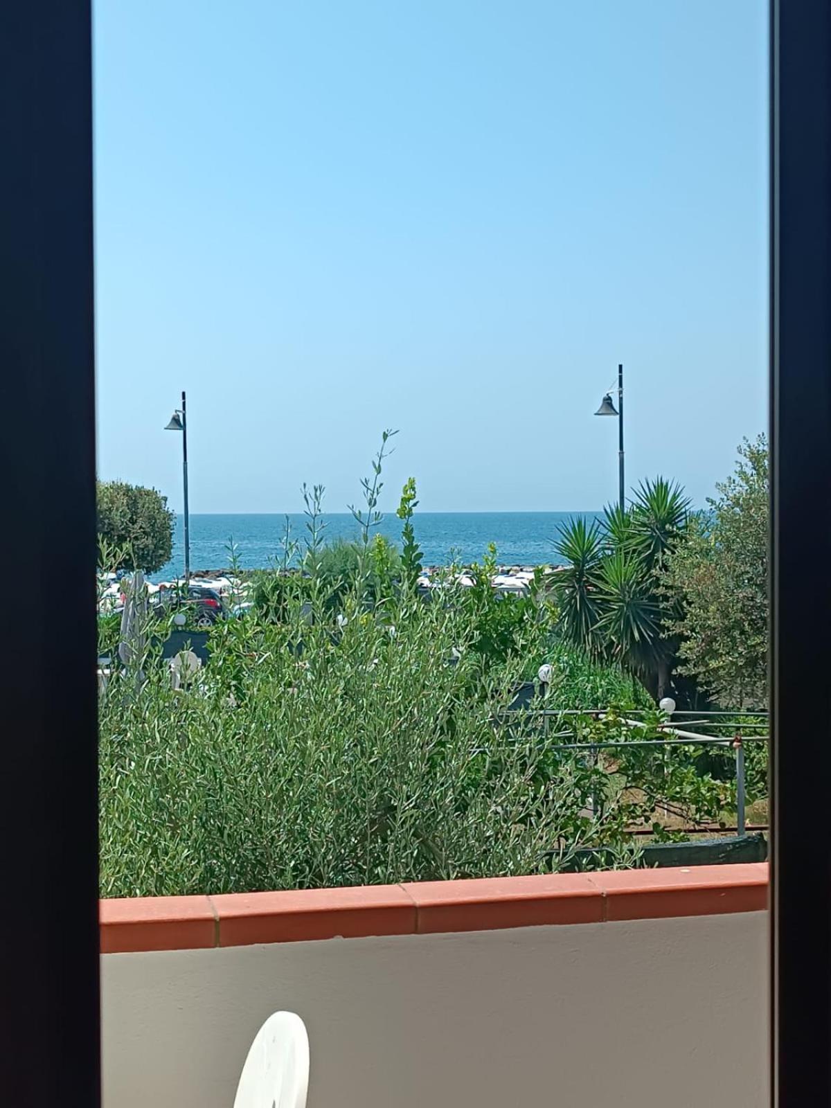 Отель Profumo Di Mare Формия Экстерьер фото
